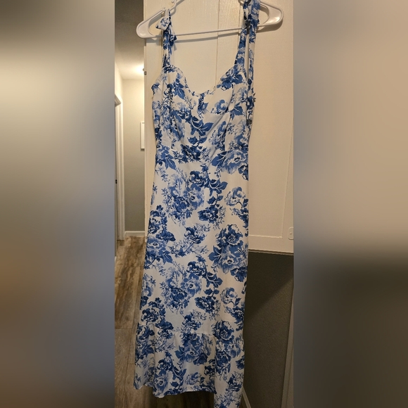 o.p.t Dresses & Skirts - NWT o.p.t. Floral Blue and White Dress